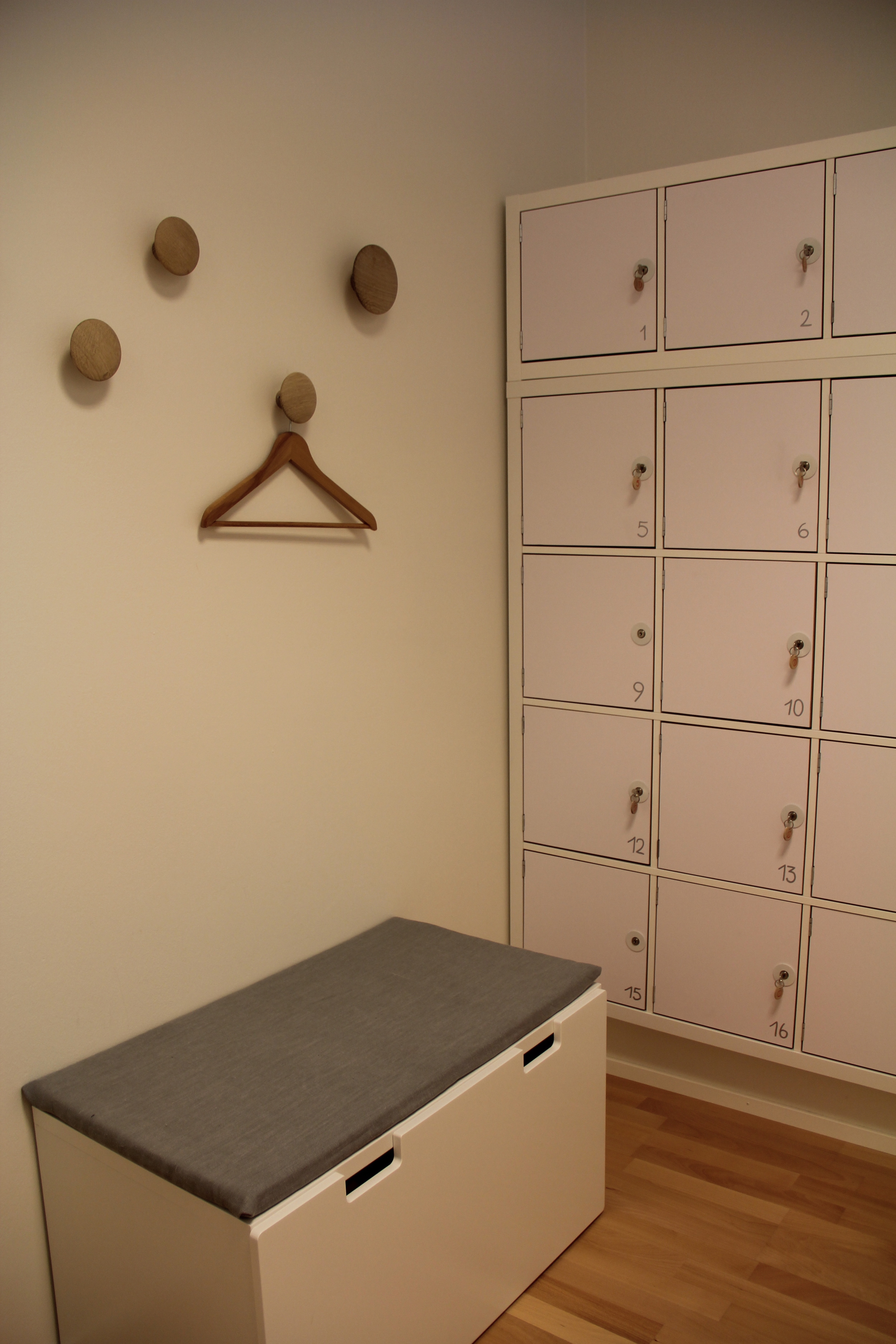 Des vestiaires spacieux dotés de casiers avec clé (et où ces messieurs ont enfin leur propre vestiaire ;-))