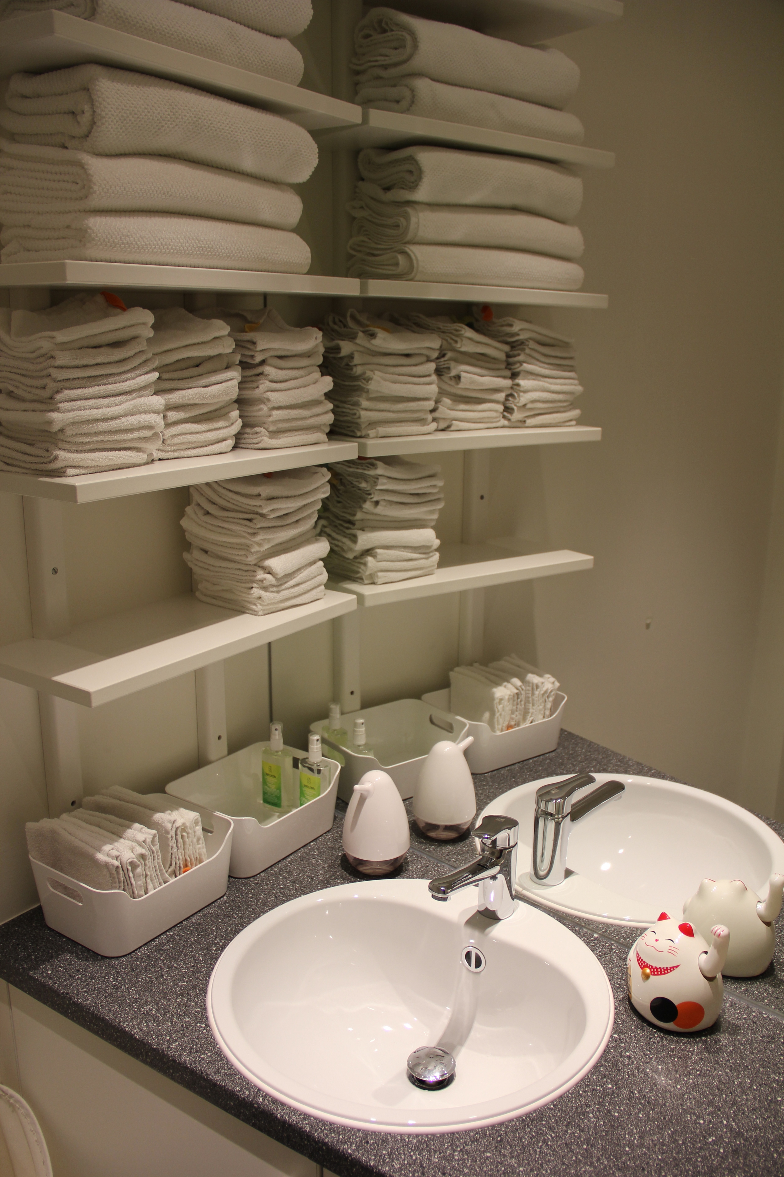 Une salle de bains avec douche!